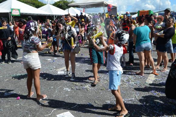 Spray de espuma e maquiagem excessiva no carnaval podem causar lesões nos olhos