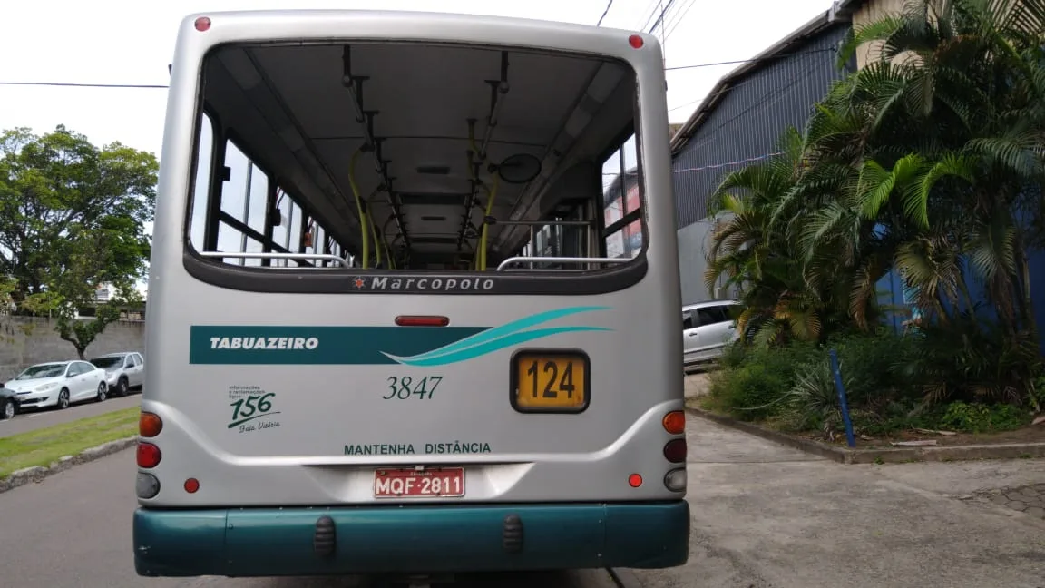 Ônibus é alvo de vândalos em bairro de Vitória