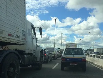 Carreta quebra e provoca longo congestionamento em Vitória