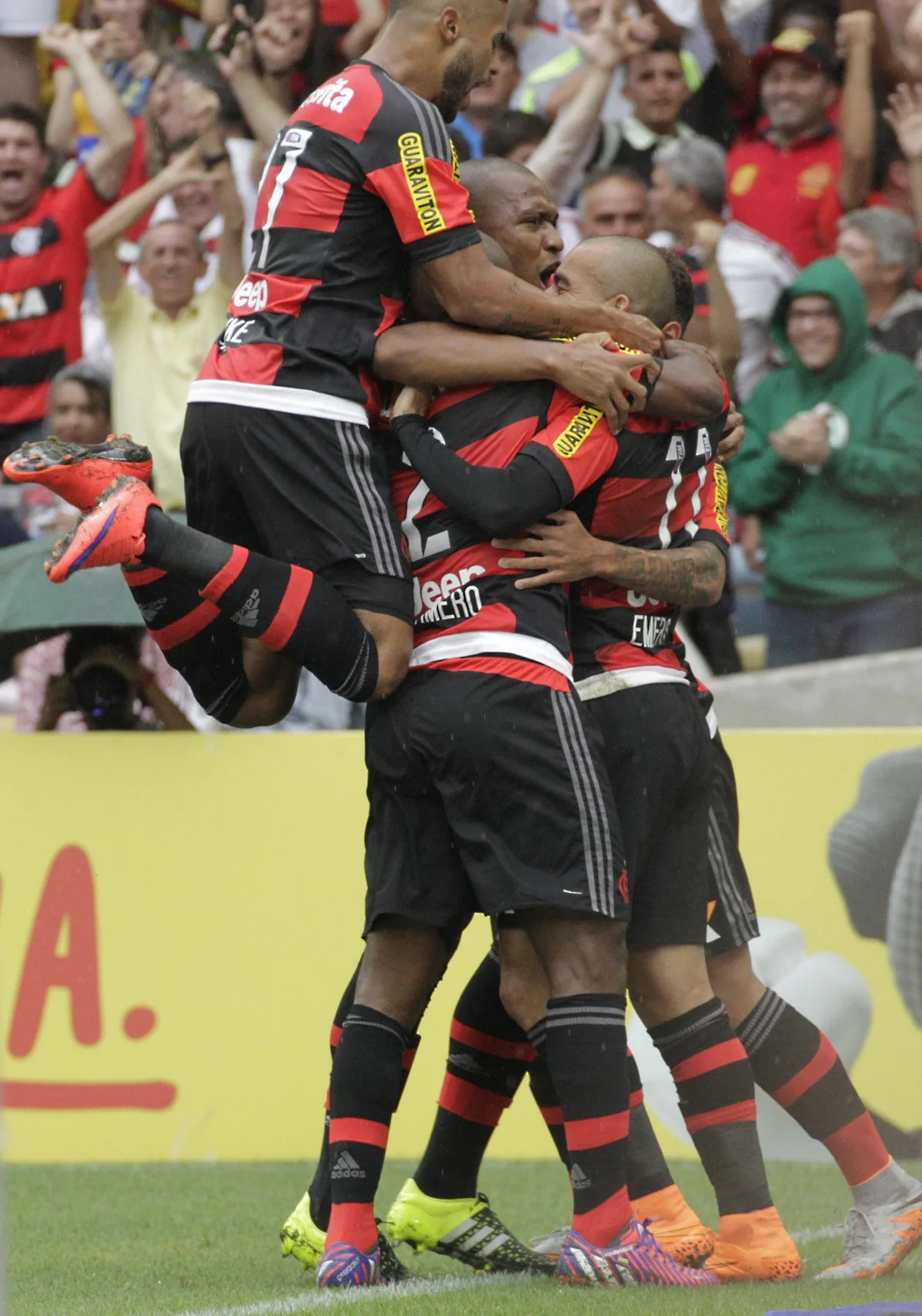 Flamengo vence clássico contra o Fluminense por 3 a 1 e se aproxima do G4