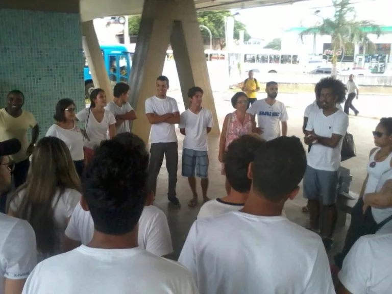 Protesto em Vila Velha pela morte de jovens esfaqueados no terminal do Transcol