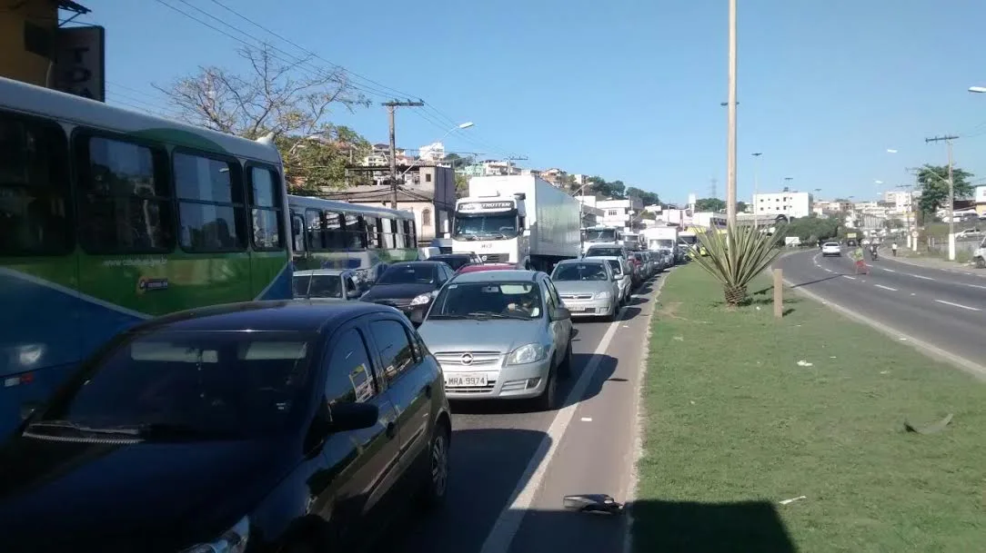 Caos no trânsito na BR-262, no município de Cariacica na manhã desta terça