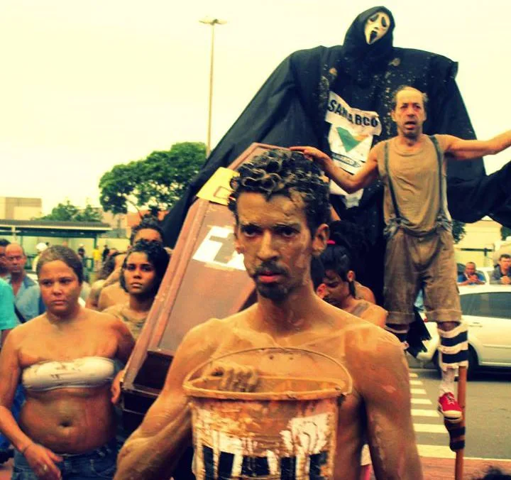 Cobertos de lama, manifestantes realizam protesto na portaria da Vale na GV