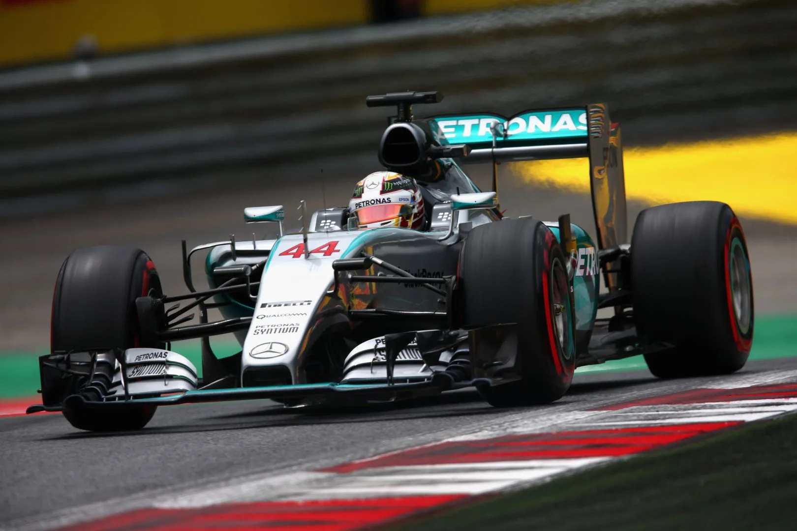 Hamilton fatura pole e Hülkenberg larga em 2º no GP da Áustria