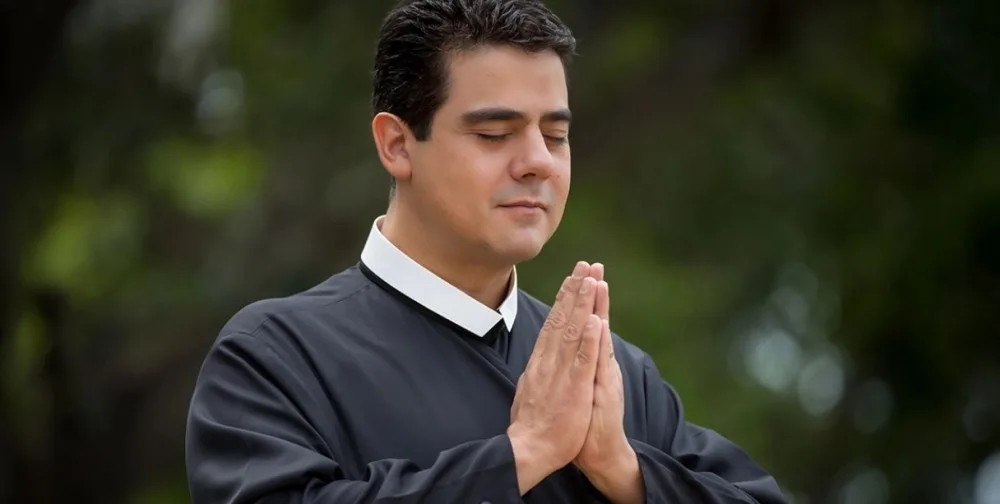 Igreja afasta padre Robson das funções religiosas após denúncias de desvios de doações