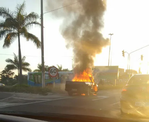 Atenção motoristas! Caminhonete pega fogo na BR 262 em Cariacica