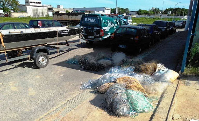 Polícia apreende 1,5 mil metros de rede de pesca em Linhares