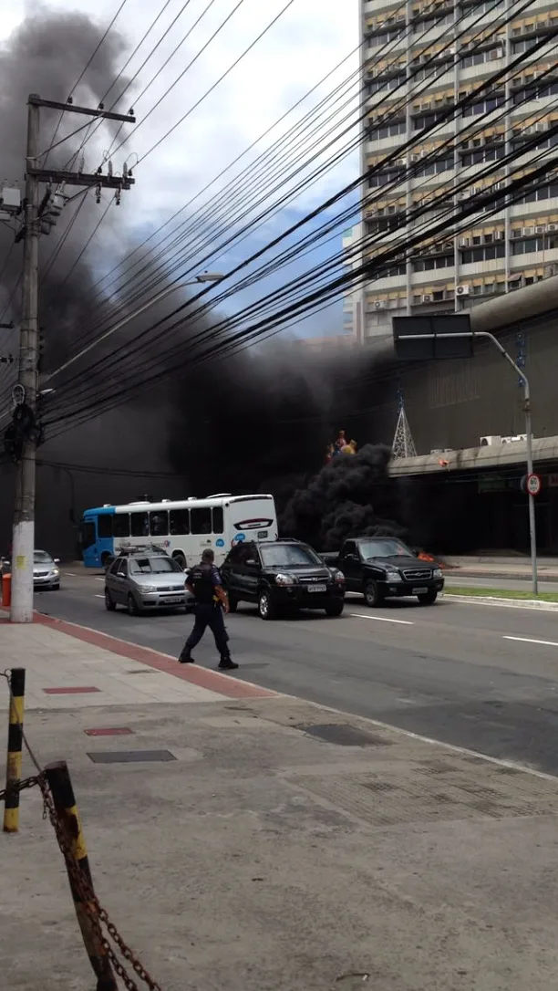 Enfeite de Natal de shopping cai na rede elétrica e causa incêndio na Praia do Canto