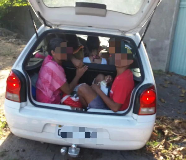 PM flagra dez pessoas dentro de carro durante blitz na Serra