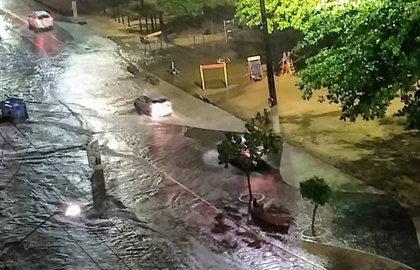 VÍDEOS | Chuva forte atinge a Grande Vitória e deixa ruas alagadas