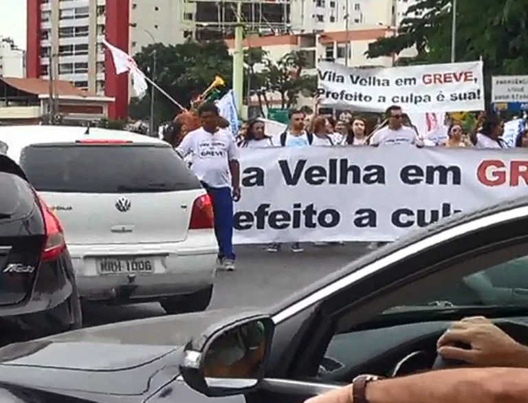 Servidores de Vila Velha protestam e deixam o trânsito congestionado na Terceira Ponte