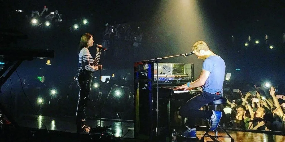 Chris Martin invade show de Dua Lipa em São Paulo