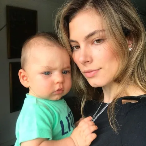 No ar em A Dona do Pedaço, Bruna Hamú escolhe look básico para passeio com o filho e marido