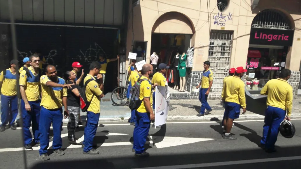 Em greve, carteiros fazem manifestação no centro de Vitória