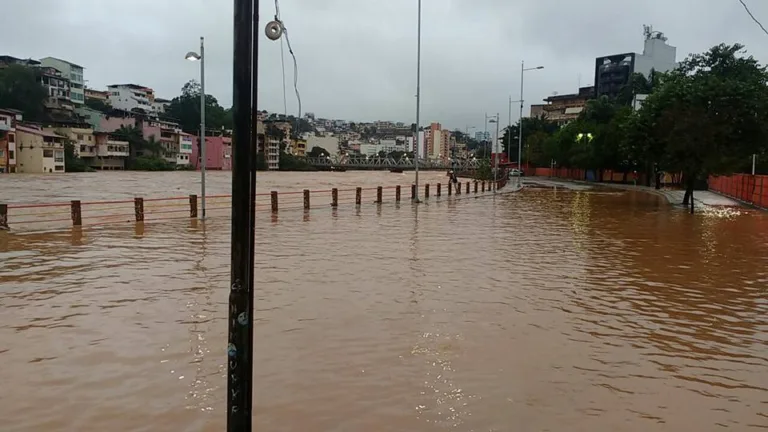 Comércio e residências amanhecem alagados com a cheia do rio Itapemirim em Cachoeiro