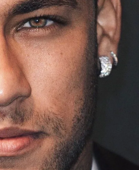 Neymar usa brinco que seria de Bruna Marquezine!