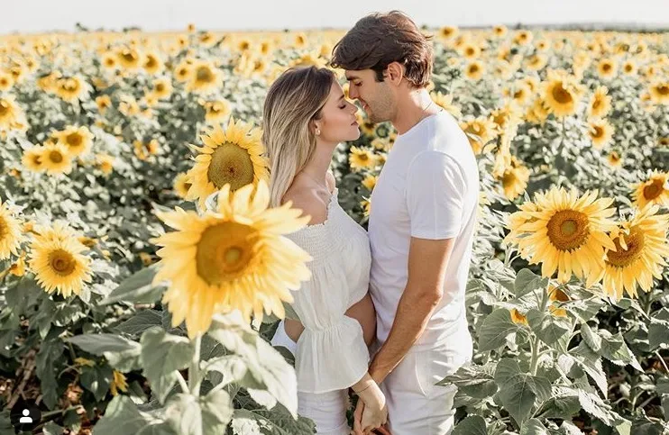 Carol Dias comemora dez dias da filha com Kaká: Pacote de amor e alegria