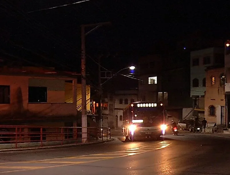 Casal bebe e mulher é empurrada de ônibus após briga em Vitória