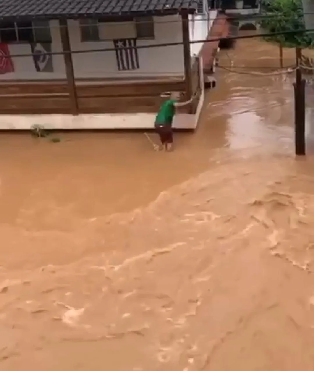 VÍDEO | Homem luta para não ser levado pelas águas em Castelo