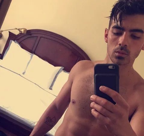 Joe Jonas revela quais homens pegaria nas telonas e se recebe nudes de fãs