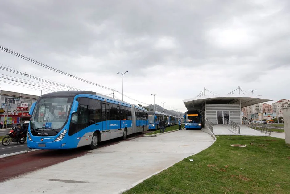 Criança é transportada do lado de fora de ônibus por 5 quilômetros