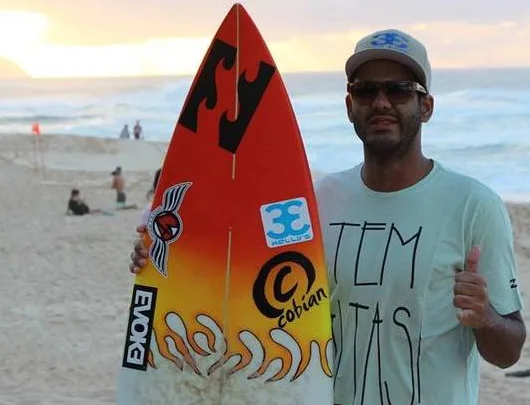 Surfista capixaba cego ganha os holofotes mundiais após surfar com Kelly Slater e virar tema de documentário