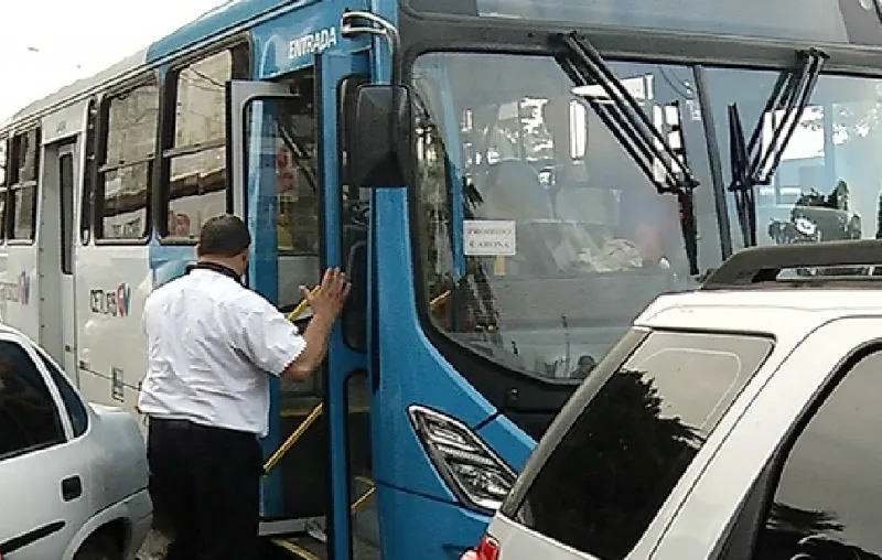 Suspeito de roubar celular de passageira em ônibus apanha da população na Serra