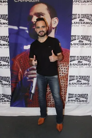 Luciano Camargo aparece mais magro em show e surpreende fãs