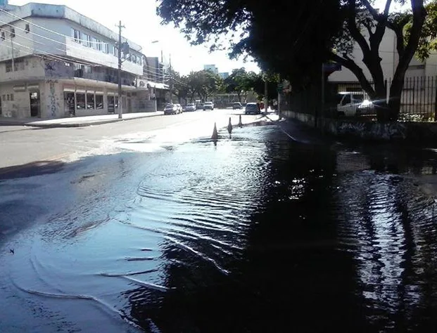 Avenida fica alagada após vazamento de água em Jardim da Penha, Vitória