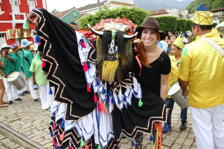 Ruas do sítio histórico de Muqui ficam multicoloridas com Encontro Nacional de Folias de Reis