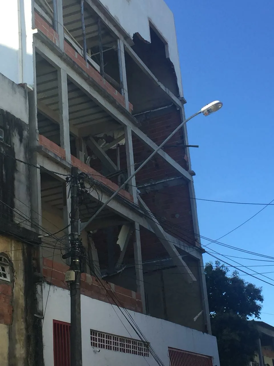 Parte de prédio desaba em bairro da Serra