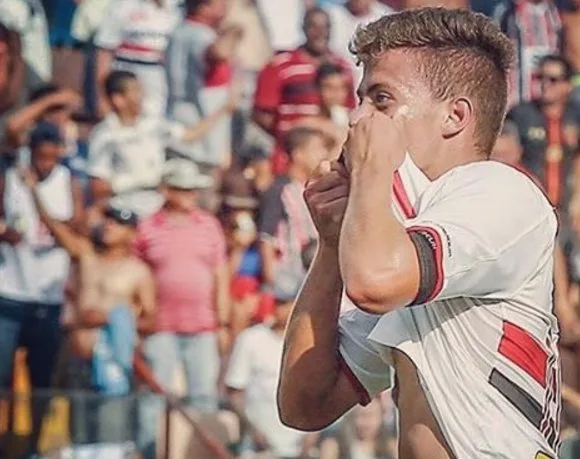 Com elenco do São Paulo de férias, Lucas Fernandes volta a correr no gramado