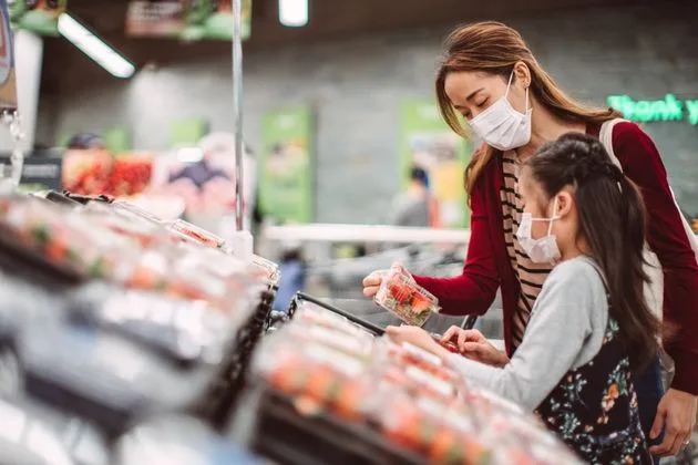 Covid-19: contato com pessoa contaminada é mais perigoso que ingerir alimentos