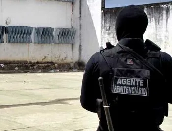 Lei que autoriza arma para agente prisional fora de serviço já está valendo