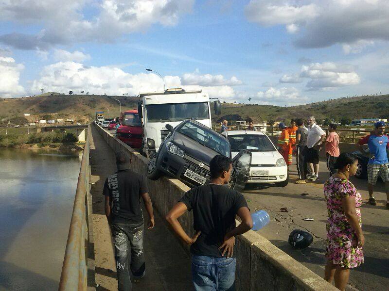 Carro fica pendurado na ponte de Colatina após ser atingido por caminhão