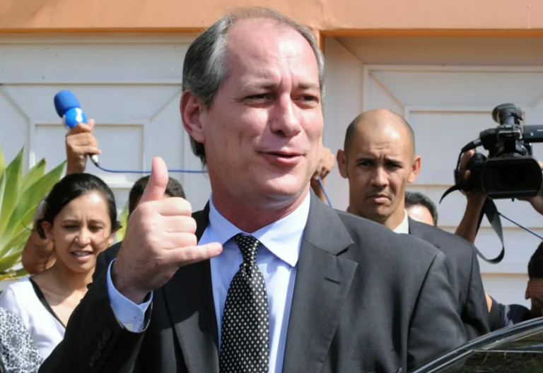 Brasilia -O deputado federal Ciro Gomes (PSB-CE) fala aimprensa apos almoço reservado a candidata do PT à Presidência, Dilma Rousseff