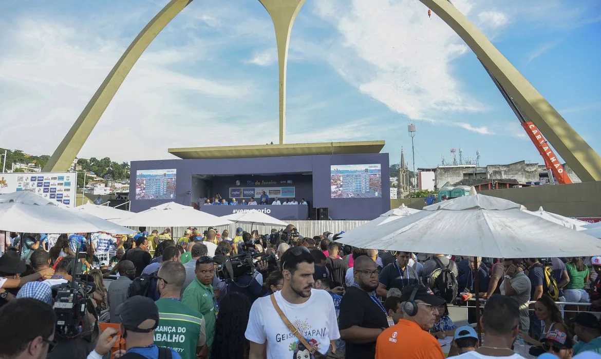 Apuração das notas das 14 escolas samba que disputam o título de Campeã no grupo especial do Rio de Janeiro.