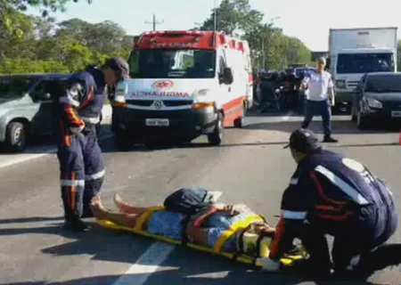 Duas pessoas ficam feridas em acidente com motocicleta e carro em Vitória