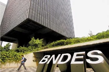 Desembolsos do BNDES caem 40%