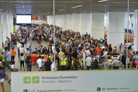 Manifestação de aeroviários provoca atrasos e tumulto no aeroporto de Brasília