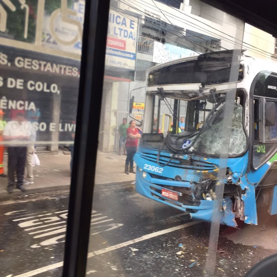 Acidente entre dois ônibus do Transcol deixa passageiros feridos em Vitória