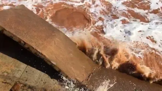 Rampa de acesso do novo muro de contenção de Meaípe cai em Guarapari