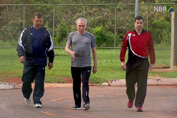 Temer faz caminhada e diz que sua saúde está recuperada