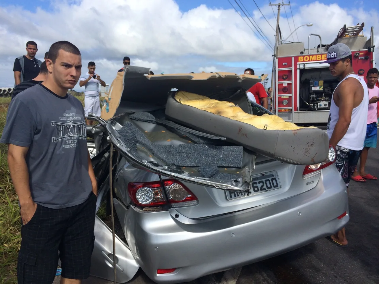 Dois mortos em acidente entre Corolla e caminhão na Serra