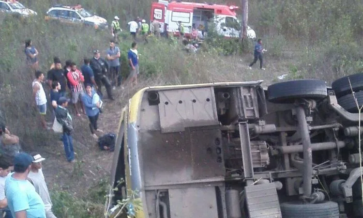 Sobreviventes de acidente de ônibus da Itapemirim dizem que motorista passou mal