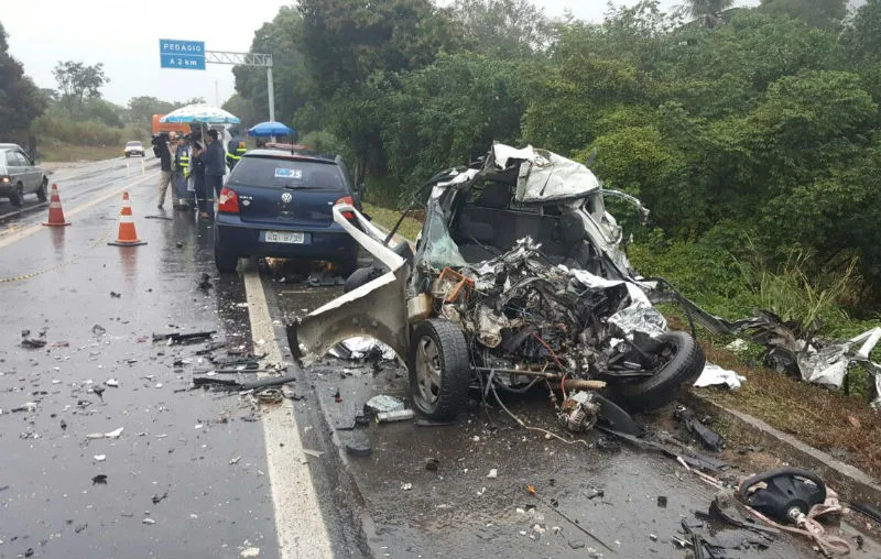 Duas pessoas morrem em engavetamento entre três carros e um caminhão em Guarapari