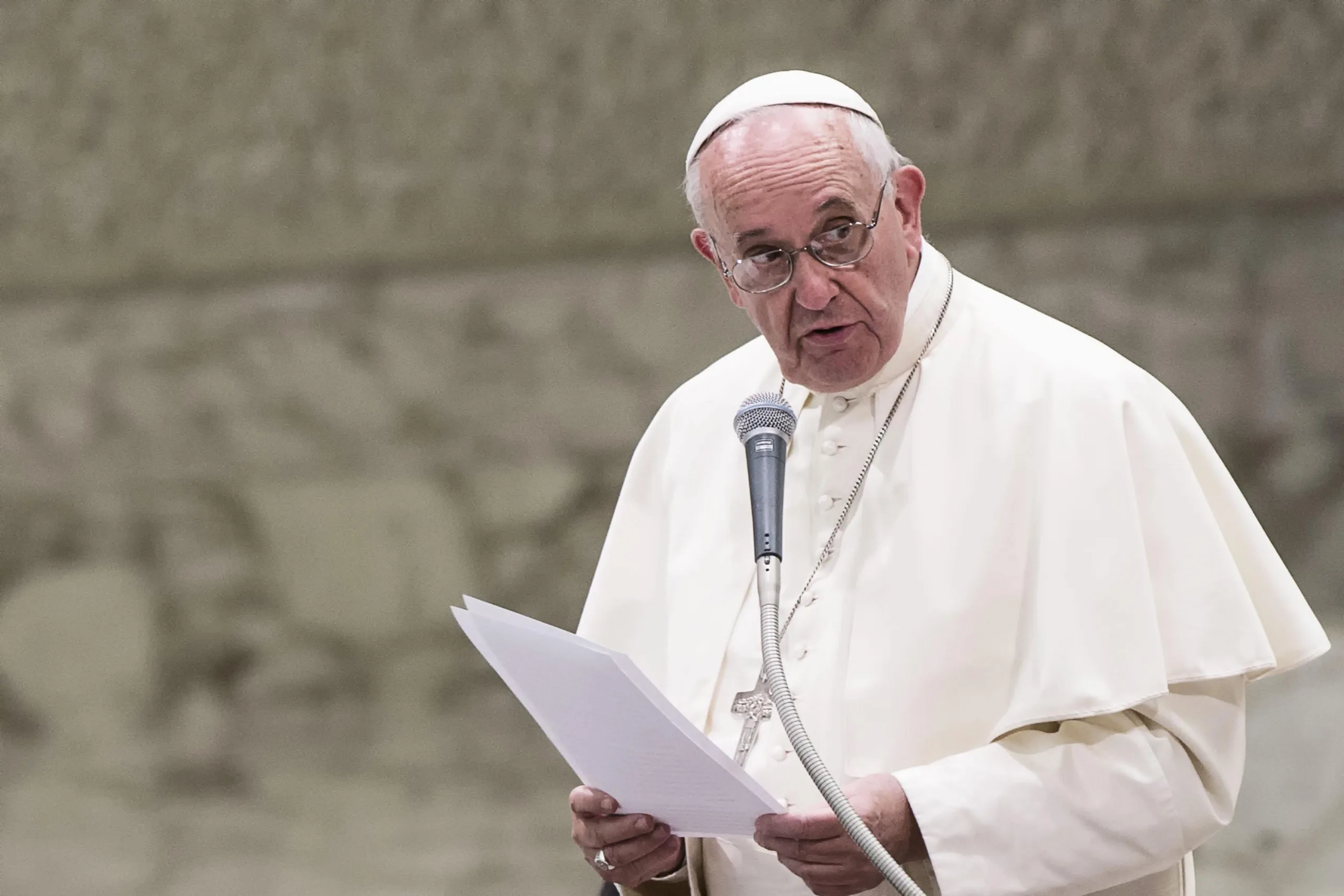 epa04914465 Pope Francis speaks during an audience in the Paul VI hall at the Vatican, 05 September 2015. Pope Francis greeted an estimated 5000 members of the Parish Evangelizing Cell movement in the Paul the VI Hall. EPA/ANGELO CARCONI