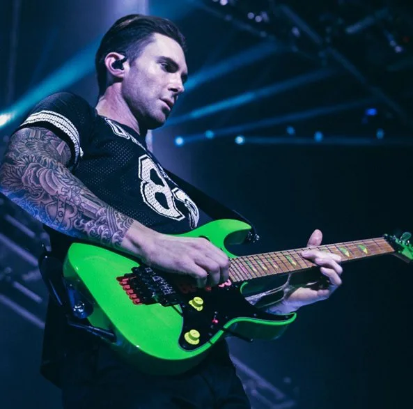Adam Levine e sua banda Maroon 5 podem ser a grande atração do Super Bowl em 2016