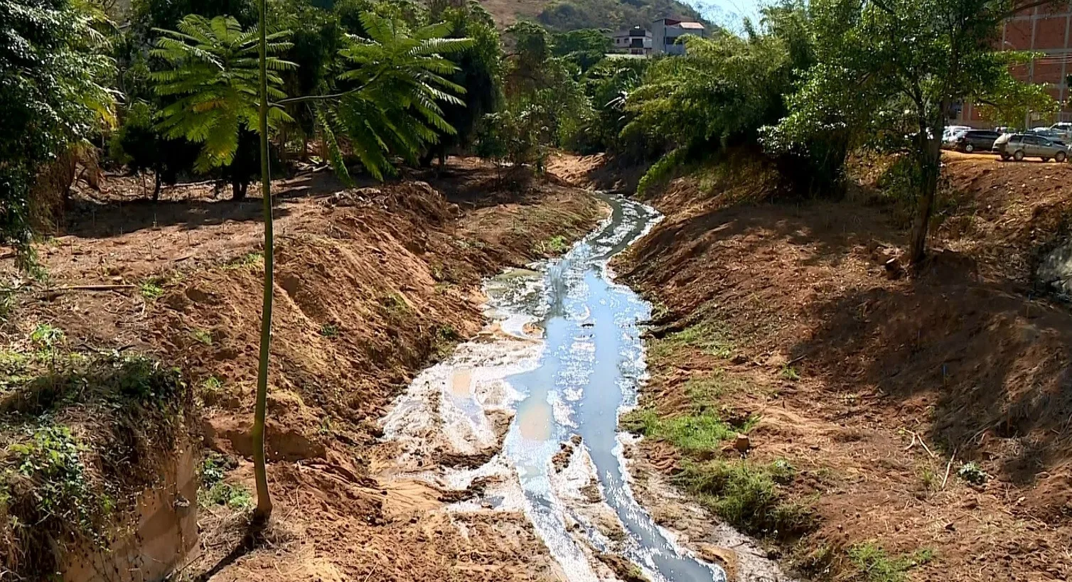 Moradores de São Roque do Canaã reclamam que ficam até uma semana sem água em razão do racionamento