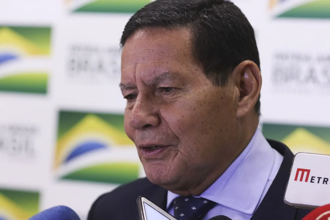 O Presidente em exercício Hamilton Mourão fala à imprensa